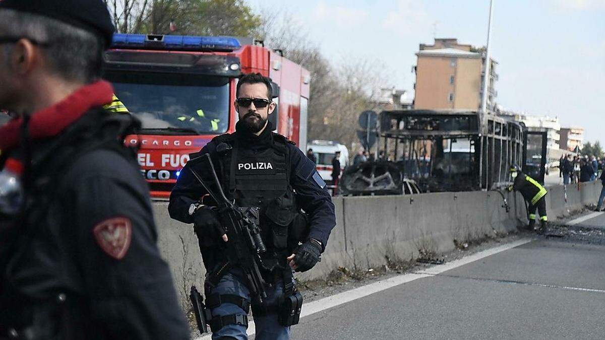 Der völlig ausgebrannte Schülerbus