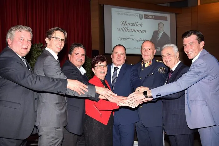 Unter den vielen Gästen sah man auch NRAbg. Josef Muchitsch, der mit seiner Dance-Band für Ohrenschmaus sorgte, die Bürgermeister Helmut Leitenberger, Peter Stradner, NRAbg. Joachim Schnabel und Franz Labugger, sowie LAbg. Bernadette Keschler, Pfarrer Anton Neger, Bezirkskommandant Christian Zöhrer und Polizeiinspektionskommandant Bernd Schwarz, sowie zahlreiche Vertreter der Feuerwehr und öffentlichen Institutionen. Für den musikalischen Rahmen sorgten die Musikkapelle Pichler-Bau-Gralla und Gerhard Wiesenthaner.