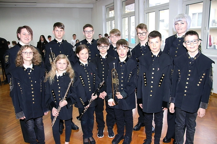 Einer der Höhepunkte des Abends war die Vorstellung von elf Jungmusikern, die erstmal die Uniform, den Bergkittel, trugen und im Orchester mitspielten. Zwei Jungmusiker, Jonas Unger und Klemens Rothschädl erhielten das Leistungsabzeichen Junior und Bronze überreicht. Mit der Ehrennadel in Silber wurden Johann Pozarnik und Veronika Hacker ausgezeichnet. Zu Ehrenmitgliedern wurden Hans Pozarnik, Christine Pozarnik und Franz Offner ernannt.