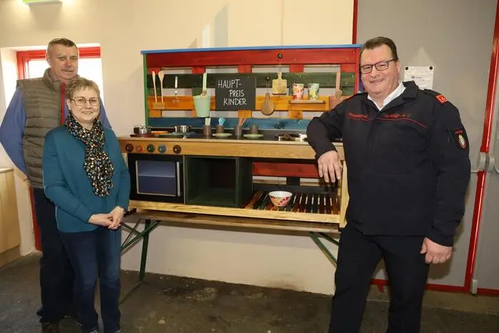 In diesem Jahr gab es für jedes anwesende Kind ein Los, mit dem man eine Holzküche gewinnen konnte. Gebaut hat sie Wilfried Krankendl. Im Bild mit Gattin Marianne und Markus Gordisch