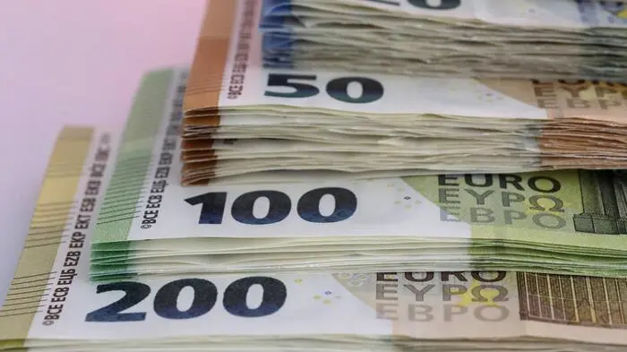 8000 Euro zusätzlich bekommt ein Ex-Landesmitarbeiter für seine Arbeit im Land