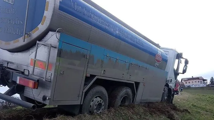 Der Milchwagen sank auf dem durchnässten Hang ein