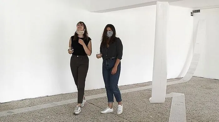 Vanessa Pichorner und Kristin Wadlig inmitten ihrer Ausstellung