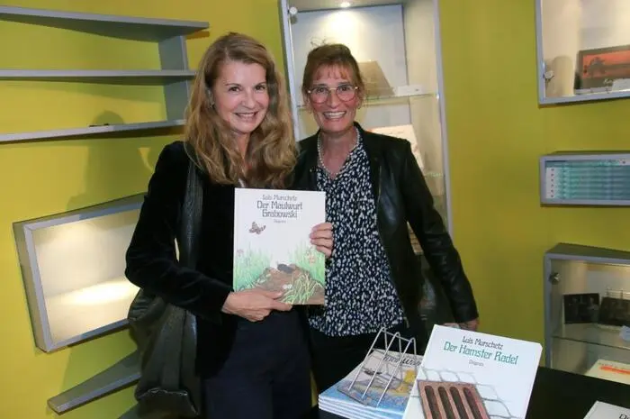 Murschetz war aber auch Kinderbuchautor, der Geschichten für seine Tochter Annette erfand und meisterlich illustrierte, so etwa das Buch „Maulwurf Grabowski“. Die Bücher aus der Feder von Luis Murschetz wurden von der Buchhandlung Zeltner angeboten.