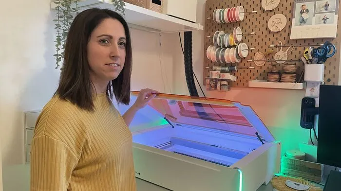 Kathrin Schrittesser in ihrem Arbeitszimmer mit ihrem Laser, den sie im März gegen einen neuen eintauscht.