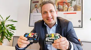 Oswald Murisciano mit einem Nachbauakku (links) und dem Original