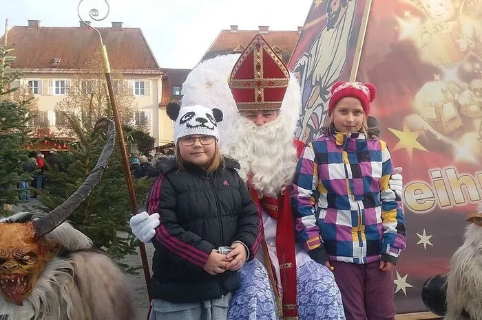 Magdalena und Lina ließen sich beim Krampusmarkt der Feuerwehr in Fürsenfeld nicht vom Krampus abschrecken und machten mit dem Nikolaus ein Foto. Das Foto schickte uns Barbara Katzensteiner.