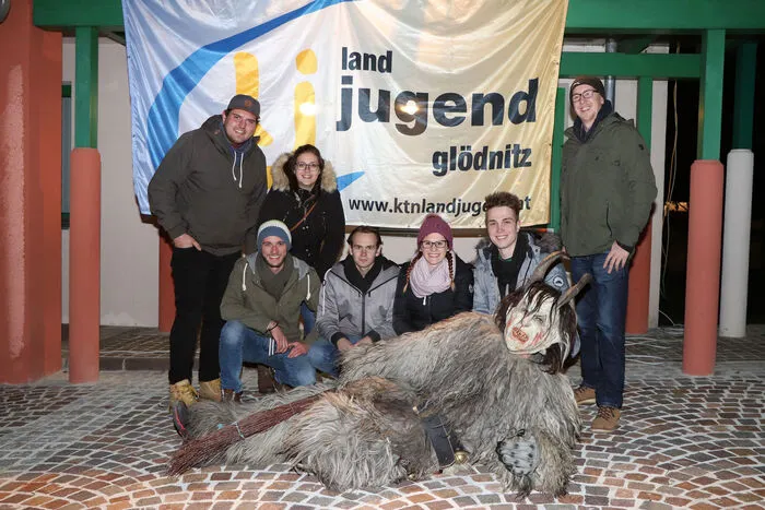 Der gesamt Vorstand der Landjugend Glödnitz unter ihrem Obmann Markus Gutschi (4.v. rechts) und die Mädlleiterin Nadja Ebner (3. v. rechts).