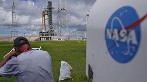 Die neue Trägerrakete Space Launch System soll mit der Orion-Raumkapsel am Montag zu einem sechswöchigen Testflug um den Mond und zurück zur Erde starten 