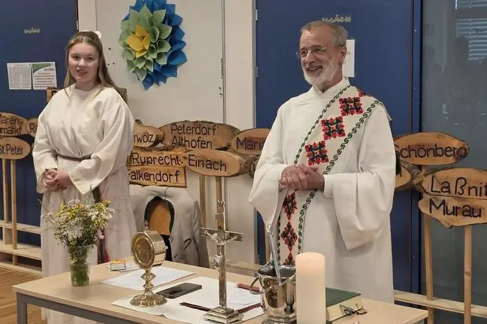 Das Bezirkstreffen begann mit einem Wortgottesdienst, den Diakon Rupert Unterkofler feierte und Matthias Knapp auf der Harmonika musikalisch umrahmte. Anschließend wurde in der Aula der Mittelschule gefeiert.