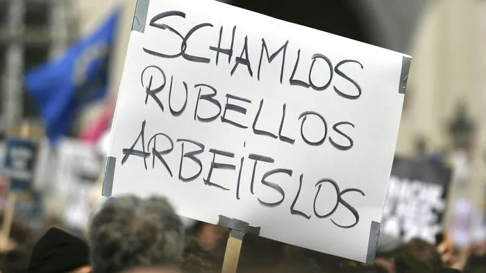 Die Teilnehmer der Demonstration der Regierungsgegner am Wiener Ballhausplatz ist am Samstag im Laufe des Nachmittags nach und nach angewachsen. Auf Transparenten fordern Demontranten am Ballhausplatz "Rücktritt jetzt" und "Anklagebank statt Regierungsbank".