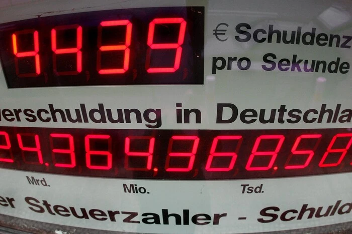 Damit bezeichnet man eine festverzinsliche Schuldverschreibungen und vorgeschriebener (meist längerer) Laufzeit sowie vertraglich fixierter Tilgung – vergleichbar mit einem Privat-Kredit. Unternehmen, Banken, Staaten geben Anleihen aus, um sich Kapital für eine Investition zu beschaffen.
