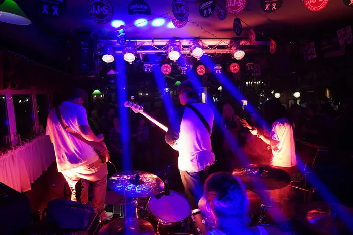 "Maira" im Irish Pub. Die Bands sorgten für gute Stimmung und spielten Punk, Pop-Rock und Rap-Musik.