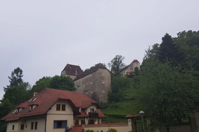 Diese Höhenburg befindet sich heute in Privatbesitz. Sie wurde im 13. Jahrhundert errichtet (1265 erstmals urkundlich erwähnt). Berühmteste bewohnerin war Emilie Sarah Engelbronner d’Aubigny, die im 19. Jahrhundert durch ihre Heirat mit dem britischen Colonel Peché den Titel „Generalin“ erworben hatte, Sie ließ sich auf dem Brennkogel bestatten, der hute unter Generalkogel bekannt ist.