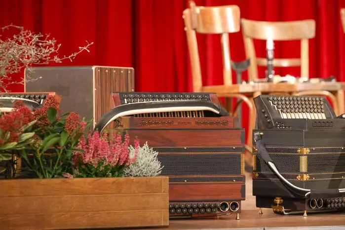 Mit Charme, Witz und musikalischer Meisterschaft spannte das Ensemble einen Bogen von traditioneller Volksmusik über Klassik bis hin zu modernen Klängen.