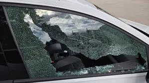 Bei einem Fahrzeug wurde eine Scheibe eingeschlagen