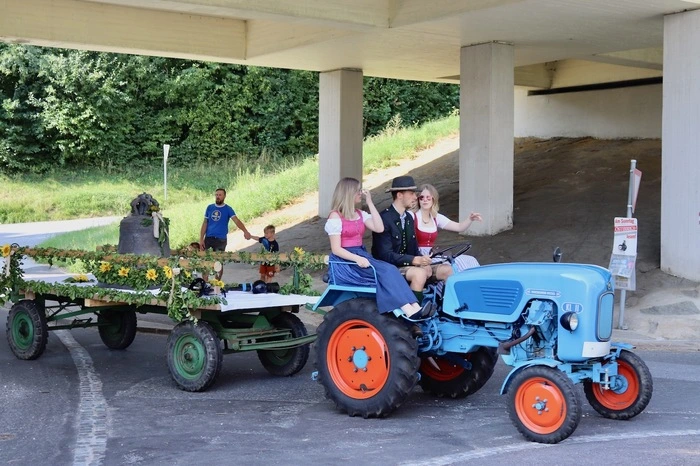 Auf einem von der Katholischen Frauenbewegung geschmückten Wagen wurde die Glocke transportiert.