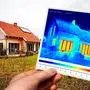 thermografie foto haus,sujet Energie; Gebäude; Haus; Thermografie; Wärmebild; Energieausweis; Winter; heizen; Abbildung; thermal; Kälte; Wärme; Infrarot; Strahlung; Temperatur; Einfamilienhaus; Neubau; Wärmeverlust; Heizkosten; Wärmedämmung; isolieren; Wärmeisolierung; Wärmestrahlung; Energieberatung; Kamera; Infrarotkamera; Nebenkosten; Fassade; Fenster; Energieberater; Wärmeabgabe; Ökologie; Klimawandel; Klimaschutz; Oberflächentemperatur; Diagnose; Architektur; messen; Thermometer; Thermographie; Einsparung; Bauthermografie; Energie, thermische sanierung,sujet