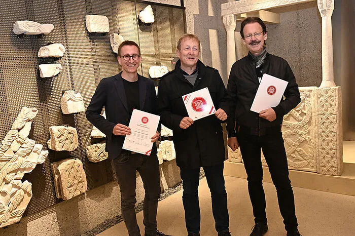 Gepunktet hat man bei der Jury auch mit der Symbiose der Objekte und der gelungenen Architektur. Gestaltet wurde der moderne Zubau von den Architekten Robert Rieder (links) und Edwin Pinteritsch (rechts) mit dem bei den Ausgrabungen federführenden Historiker Kurt Karpf (Mitte).