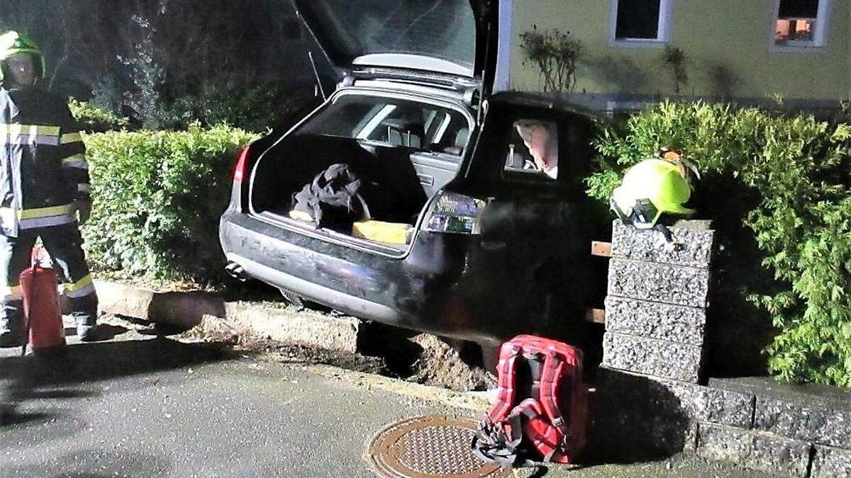 Das Fahrzeug landete in einem Zaun