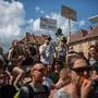 Pfeifkonzert am Grazer Hauptplatz gegen geplante Budgetkürzungen an Unis