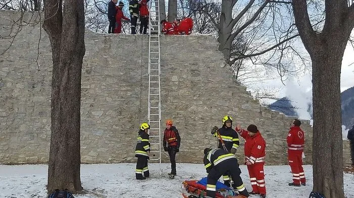 Mit einer Korbtrage wurde die Verletzte abgeseilt