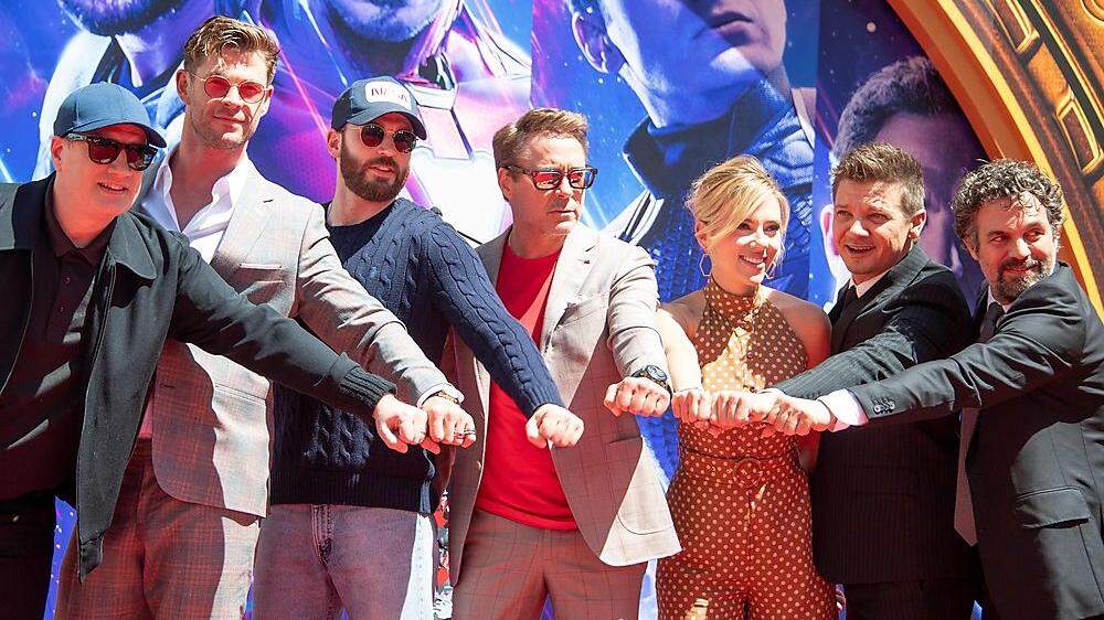 Produzent Kevin Feige mit seinen Avengers Chris Hemsworth, Chris Evans, Robert Downey Jr., Scarlett Johansson, Jeremy Renner und Mark Ruffalo