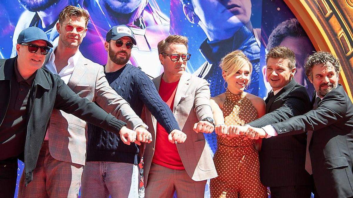 Produzent Kevin Feige mit seinen Avengers Chris Hemsworth, Chris Evans, Robert Downey Jr., Scarlett Johansson, Jeremy Renner und Mark Ruffalo