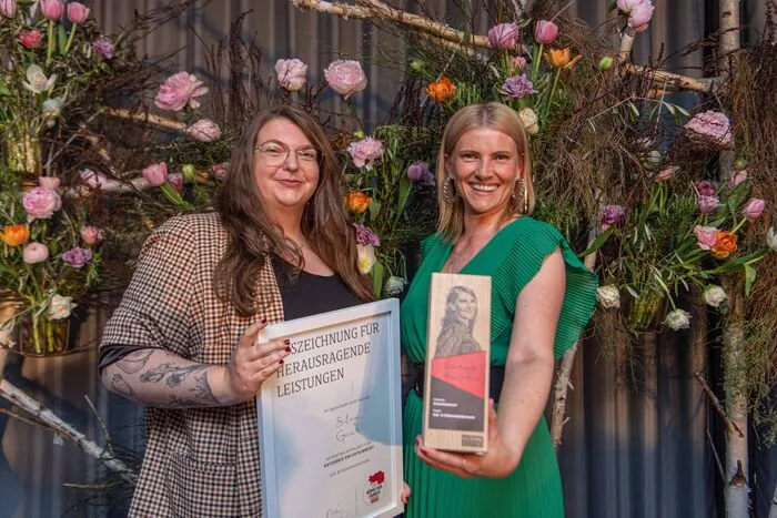 Michaela Brückler, Grazer Spielstätten, überreichte den Preis an Silvia Gaich