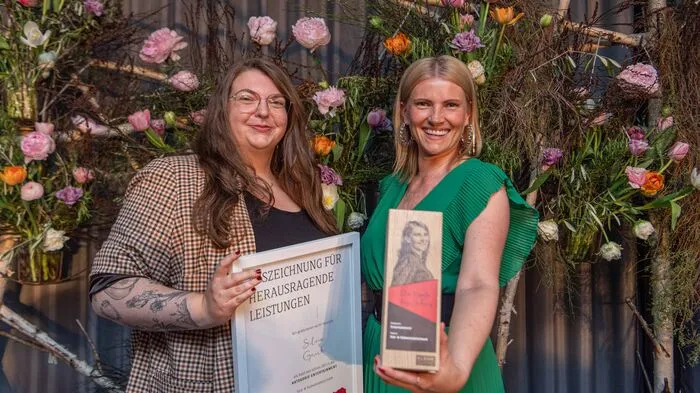 Michaela Brückler, Grazer Spielstätten, überreichte den Preis an Silvia Gaich