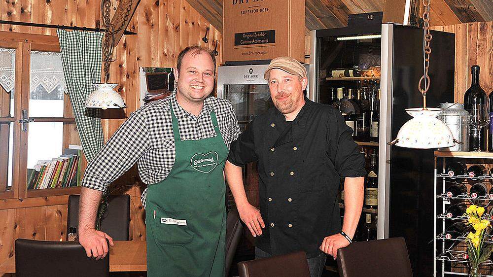 Gastronom Christian Schilcher (li.) und sein Koch Marc Auwärter in der Steirerhütte in Bad Mitterndorf 	
