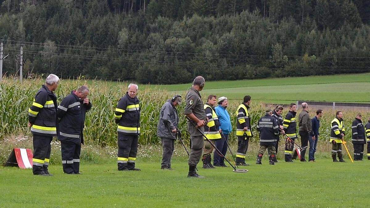 Aufstellung für die Suche: Die rund 50              Helfer fanden gestern ein weiteres „Nagelbrett“ in der Startbahn