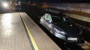 Foto zeigt Auto auf Gleisen | Die Frau kam mit ihrem Auto auf den Gleisen zum Stehen