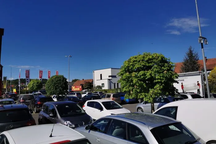 Auch beim XXXLutz kam es zu einem großen Andrang, die Parkplätze waren fast vollkommen besetzt.