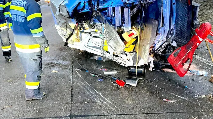 Der Kleintransporter wurde komplett zerstört.