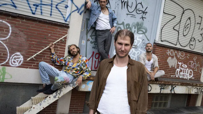 Wanda sind, 2022: Reinhold Weber, Manuel Poppe, Marco Wanda und Valentin Wegscheider (Drummer Lukas Hasitschka verließ 2020 die Band) (v. links)