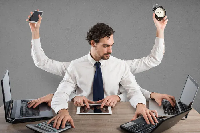 Geben Sie Multitasking auf.Gelny: „Multitasking ist zwar in Mode, aber in Wirklichkeit unmöglich. Das menschliche Gehirn kann sich keinen zwei oder mehr Tätigkeiten mit derselben Aufmerksamkeit widmen. Das eine geschieht immer auf Kosten des anderen. Üben Sie, immer nur eine Sache zu machen. Beginnen Sie damit, während des Gehens von A nach B nicht zu telefonieren. Schenken Sie stattdessen Ihrem Gehen Aufmerksamkeit. Ihren Füßen – Wie rollen Sie ab, wie fühlen Sie den Untergrund unter Ihren Schuhen? Oder nehmen Sie sich zwischendurch einige Minuten Zeit, um sich ganz auf Ihren eigenen Atem, und nur Ihren Atem, zu konzentrieren. Fühlen Sie, wie Sie ausatmen, und wie sich beim Einatmen Ihre Lunge mit frischer Luft füllt, wie sich Ihr Brustkorb dabei senkt und hebt.“