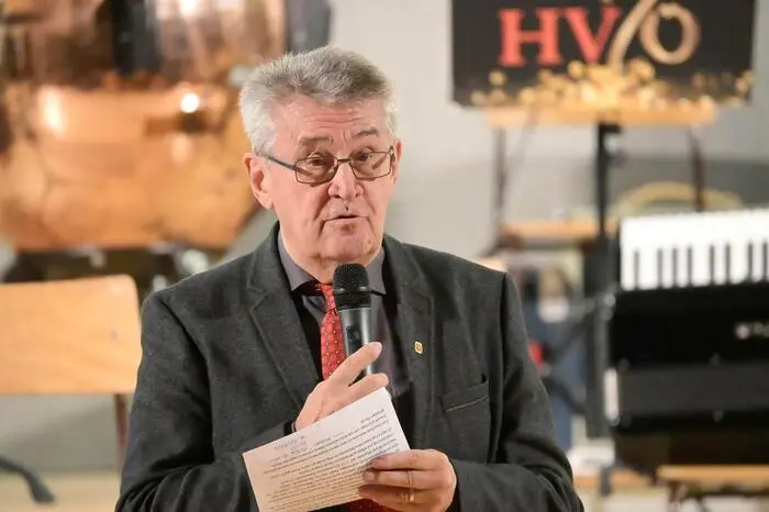 HVÖ-Präsident Werner Weibert begrüßte herzlich die zahlreichen Musikerinnen, Musiker und das Publikum und hob die Bedeutung der Veranstaltung für die Gemeinschaft hervor.