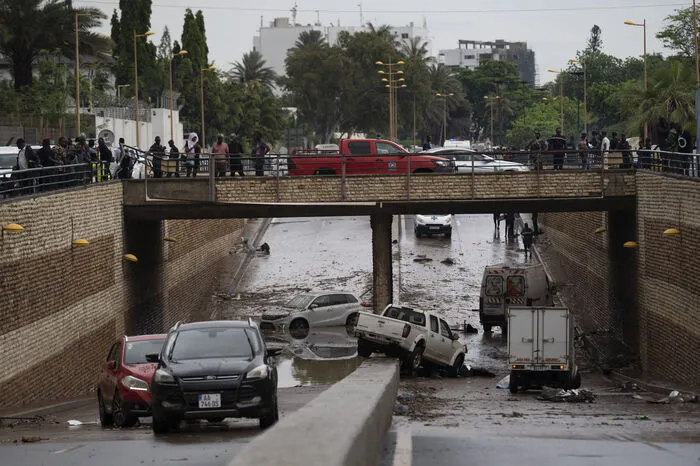Dakar (Senegal), 5. August: Bei einer Flut kam laut Augenzeugen ein Mann ums Leben. Er wollte Autofahrern aus den Wassermassen helfen.