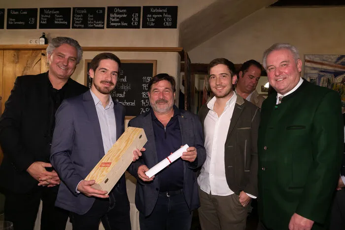 Die Trophäe für den besten "Sauvignon blanc Reserve" Ried Kranachberg 2016 ging bei der Weinkost 2019 an den Sattlerhof. Fünf Siege hat das erfolgreiche Weingut aus Gamlitz rund um Andreas, Willi und Alexander Sattler nun schon auf dem Konto.