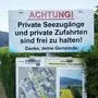 Eine Hinweistafel mit Informationen über Privatbesitz und einen freien Seezugang