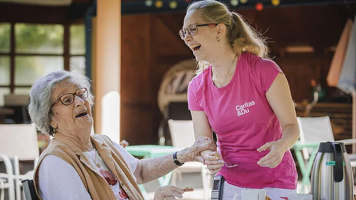 Mitarbeiter:innen der Caritas Pflege haben Spaß bei der Arbeit und genießen zahlreiche Benefits