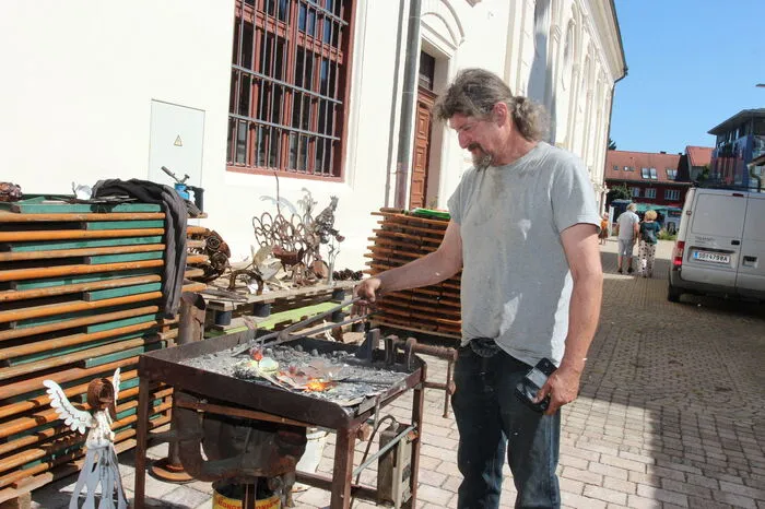 Der Kunstschmied bei der Arbeit.