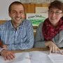 Geschäftsführer Josef Fuchs und Obfrau Karina Neuhold mit den Plänen der Molkerei in Greith (Gemeinde Mitterdorf) 