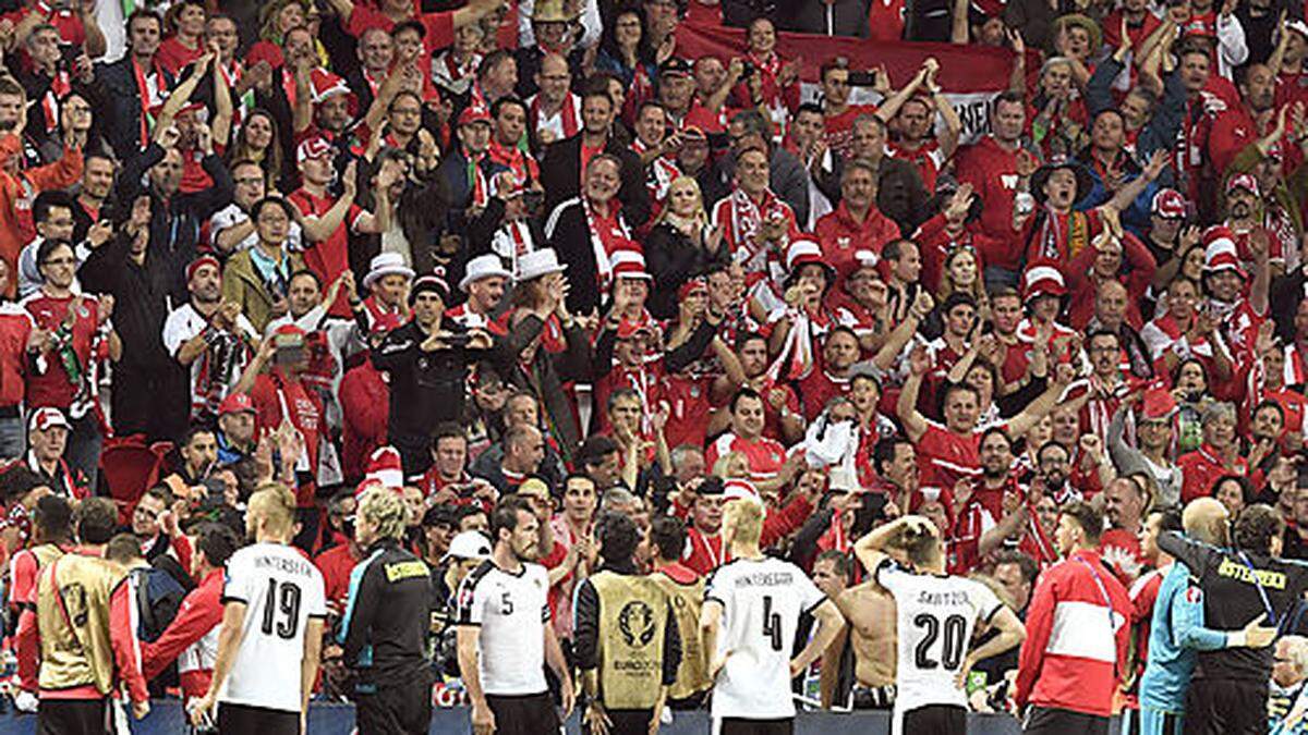 Die Fans feiern mit den ÖFB-Kickern