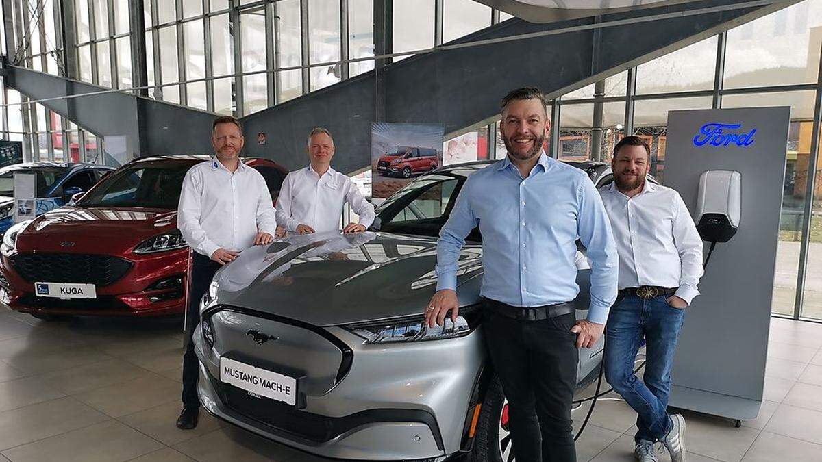 Leiter Walter Otto mit seinem Team am neuen Standort am Südring in Klagenfurt 