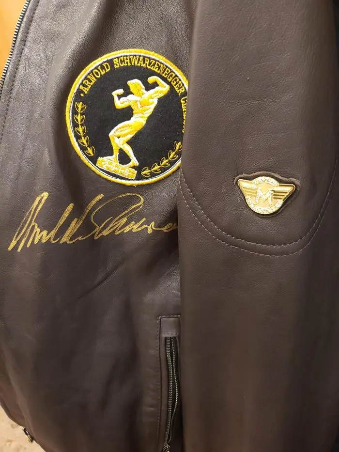 So sieht die Lederjacke für Arnold Schwarzenegger aus