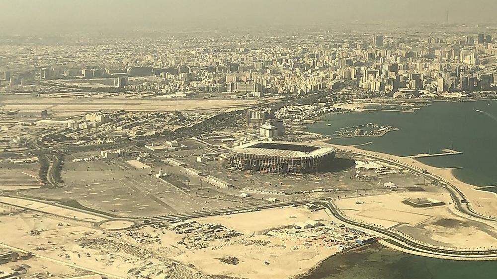 Stadien wurden aus dem Wüstenboden gestampft, es herrscht dicke Luft über Doha