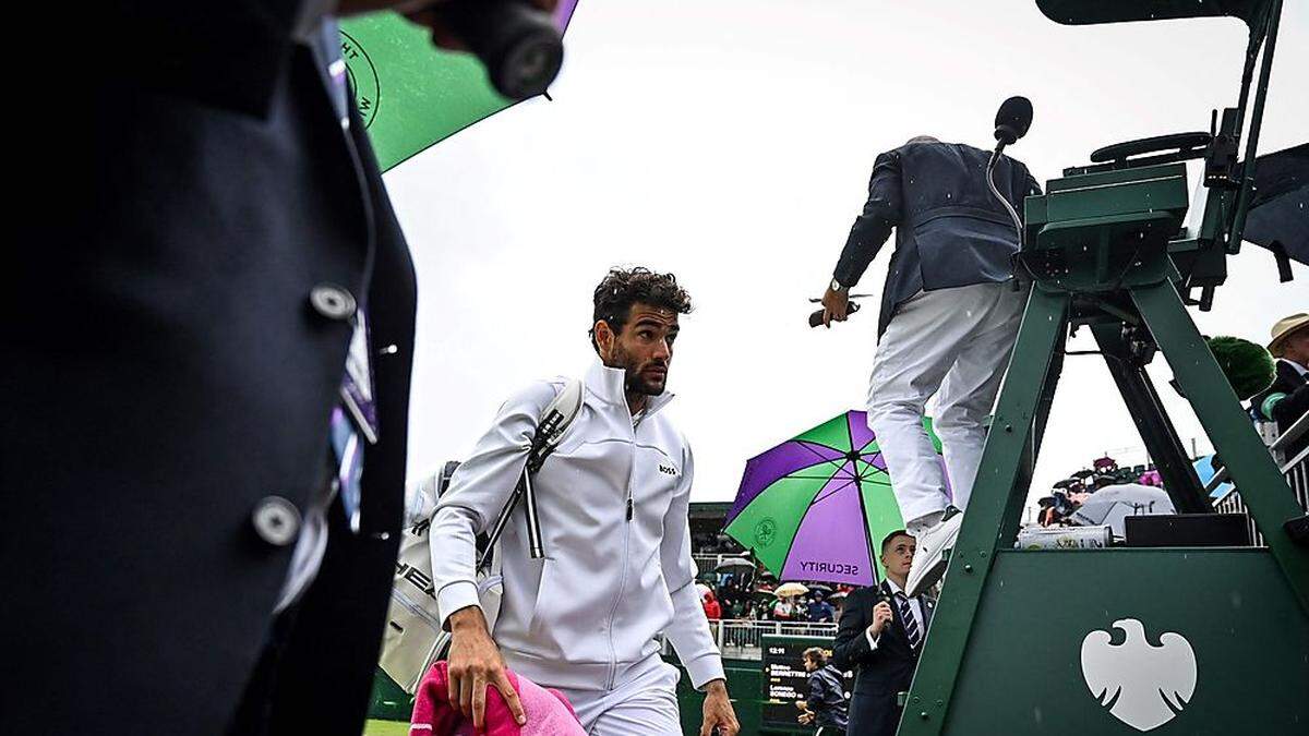 Matteo Berrettini flüchtet vor dem Regen 