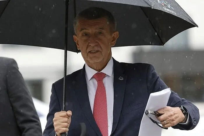 Heute und morgen wählt Tschechien ein neues Abgeordnetenhaus. Zur Wahl steht auch der amtierende Premier Andrej Babiš. Ein umstrittener Kandidat, denn seit Jahren verfolgt ihn die sogenannte "Storchennest"-Affäre, in der es sich um knapp zwei Millionen Euro an EU-Subventionen für das Wellness-Resort "Storchennest" und angeblichen Betrug handelt.  Zudem kommen neue Enthüllungen, die Babiš' Kauf eines schlossartigen Anwesens in Südfrankreich über intransparente Briefkastenfirmen belegen sollen. Die "Pandora Papers" enthüllen die heimlichen Geschäfte hunderter Politiker und Unternehmen mit Briefkastenfirmen und brachten sie in Erklärungsnot - so auch Andrej Babiš.